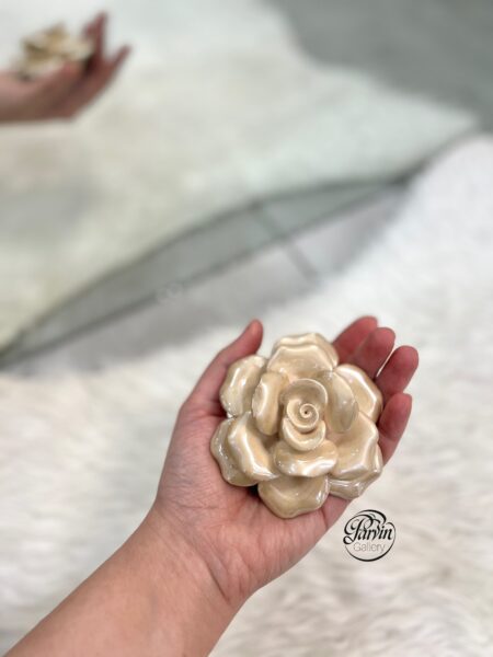 پرده جمع کن طرح گل رنگ طلایی